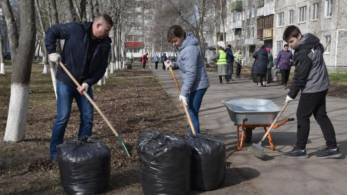 Школьники, родители и выпускники вместе убирают Дзержинск после зимы