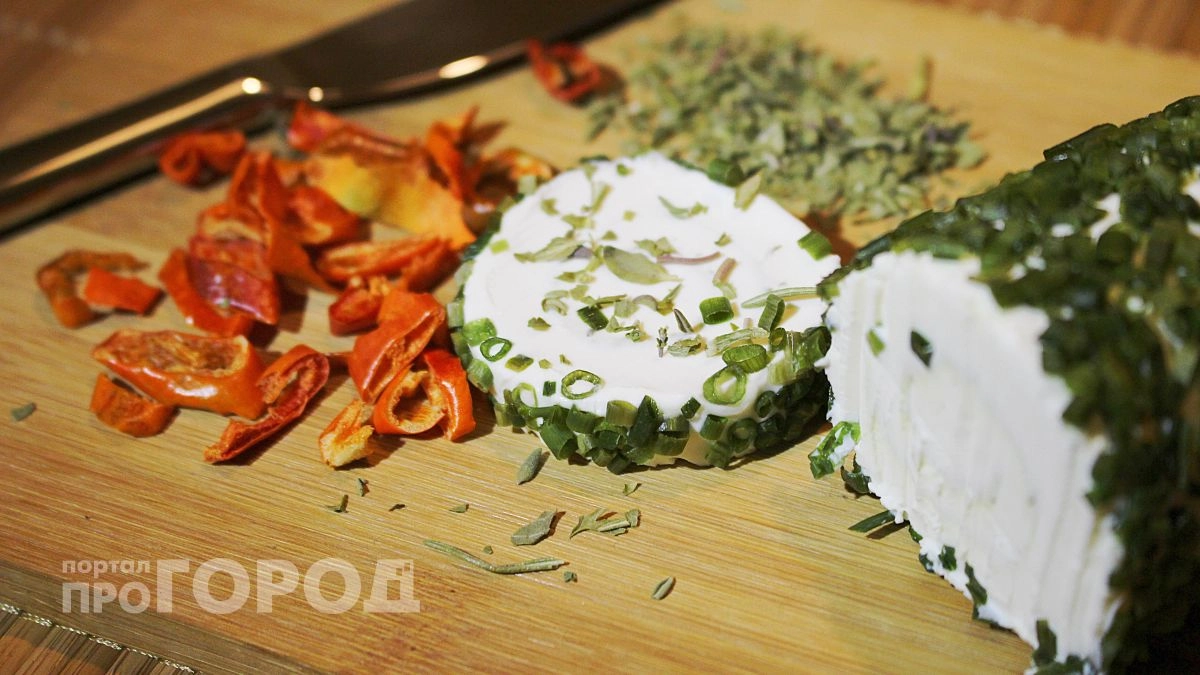 Забудьте про магазинные цены: из двух литров молока выходит целый килограмм нежного сыра за полчаса