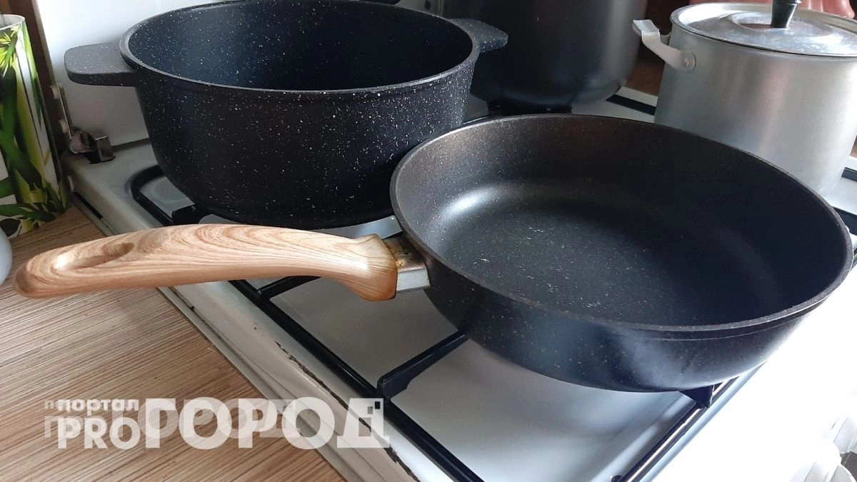 Больше не трачу деньги на дорогую бытовую химию: ресторанный метод очистки сковородок до блеска за копейки