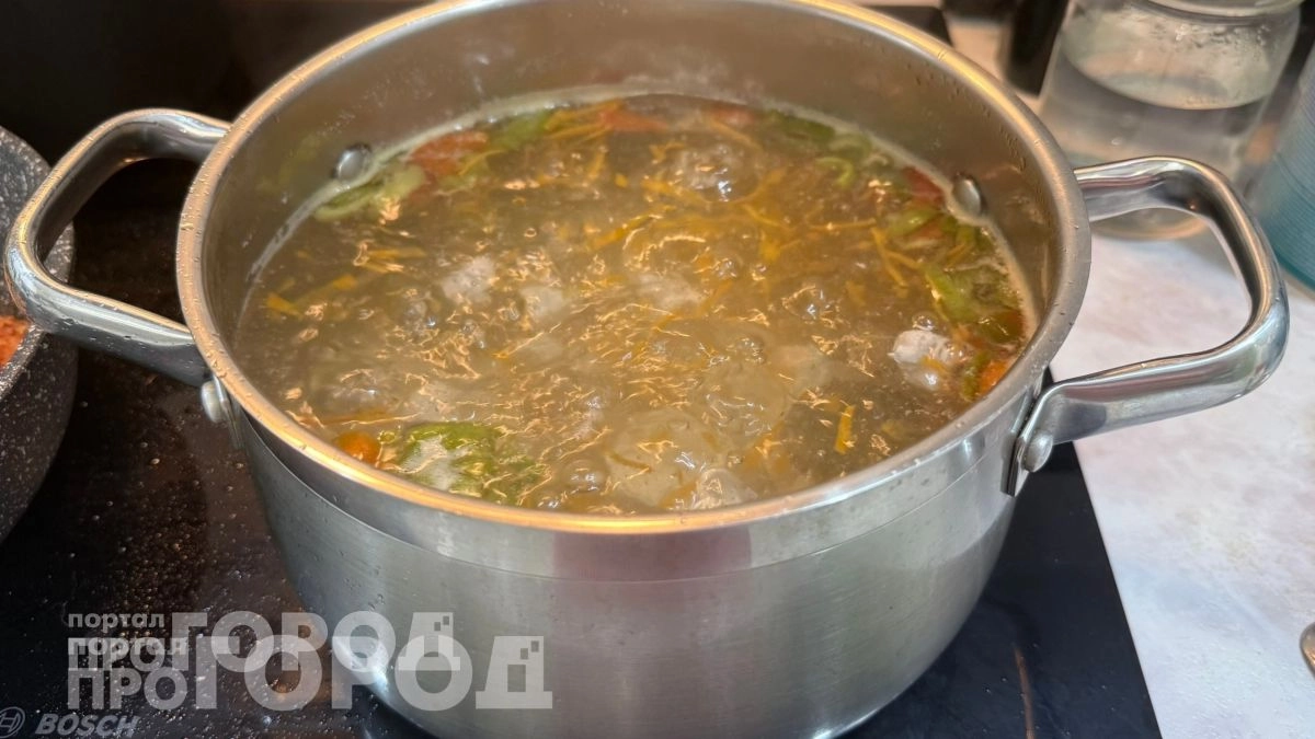 Вы совершаете роковую ошибку при варке куриного бульона: один привычный ингредиент портит всё блюдо