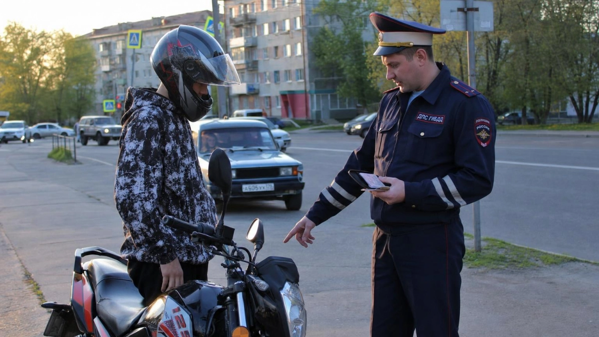 14-летний мотоциклист без прав протаранил авто на красный свет в Дзержинске