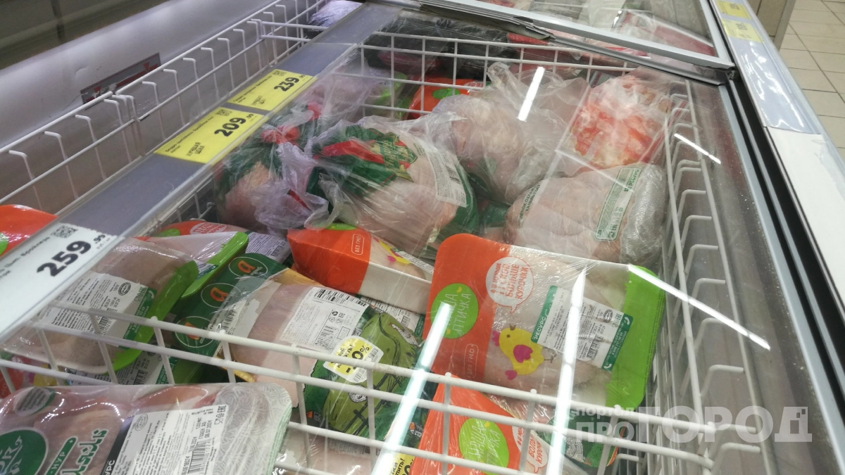 Щепотка на 1 литр – и магазинную курицу можно готовить: как выгнать "химозу" из тушки за полчаса 
