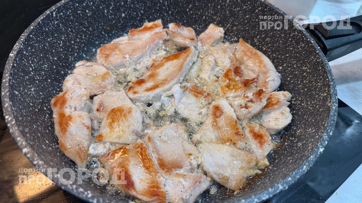 Добавляю щепотку соды перед жаркой курицы: этот простой прием делает любое филе мягким и сочным