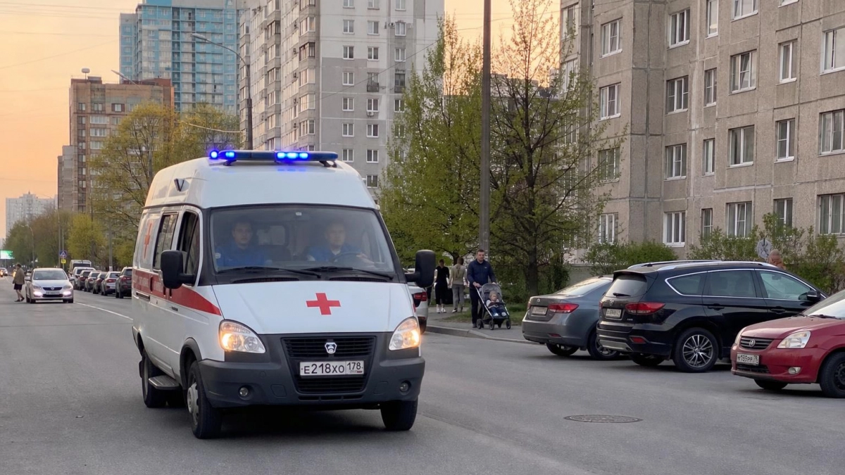 Козырек подъезда упал на пенсионерку в Дзержинске