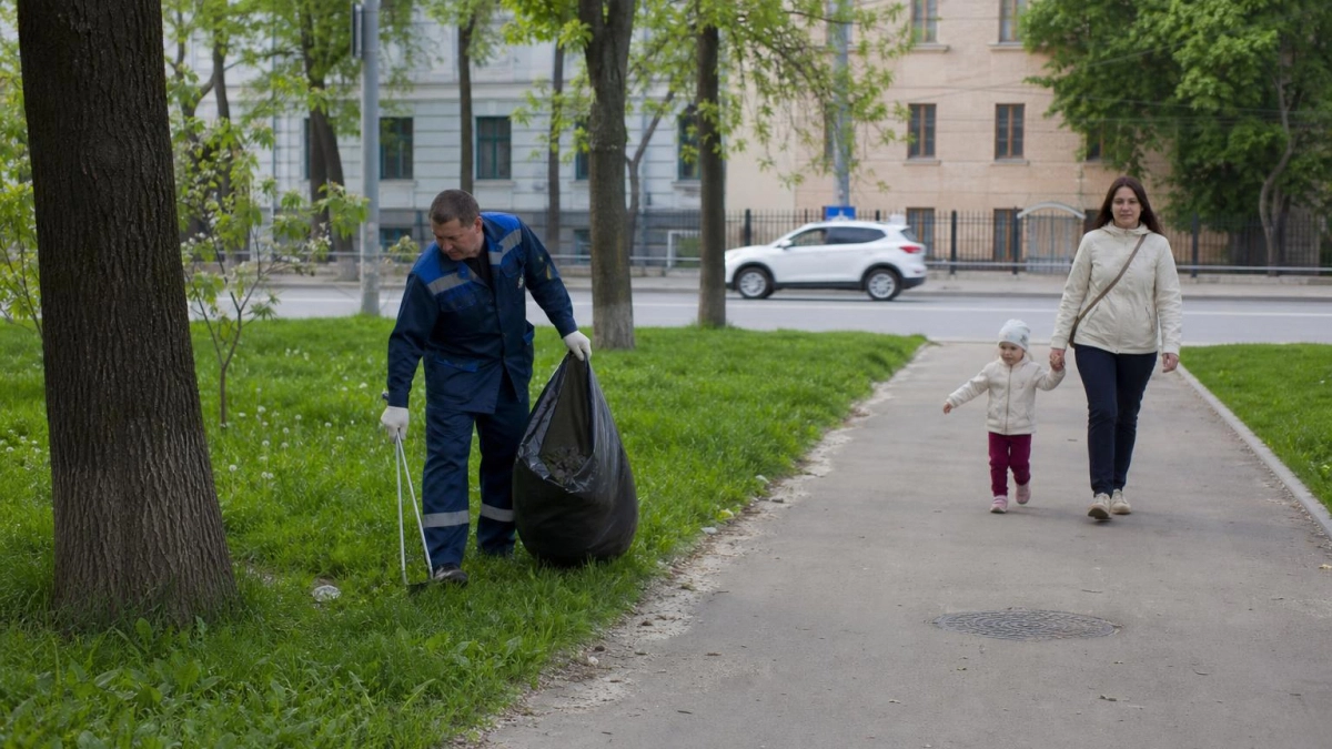 В Дзержинске мусор, собранный школьниками в мешки, не вывозят уже две недели