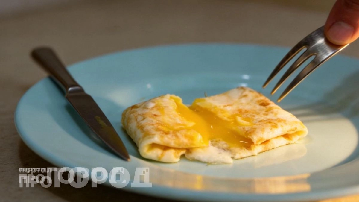 Хватит жарить яйца как обычно: показываю технику приготовления завтрака ресторанного уровня за три минуты