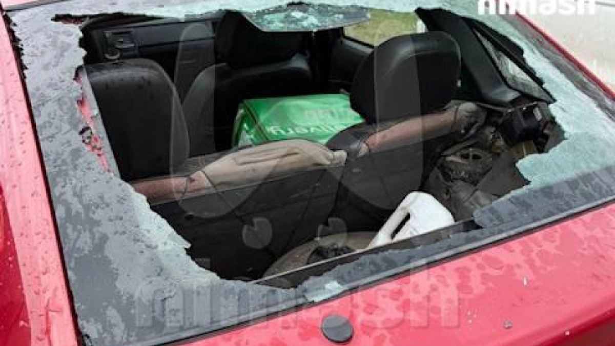 Крупный град обрушился на Нижегородскую область и оставил разбитые стекла, вмятины на машинах и отключения света