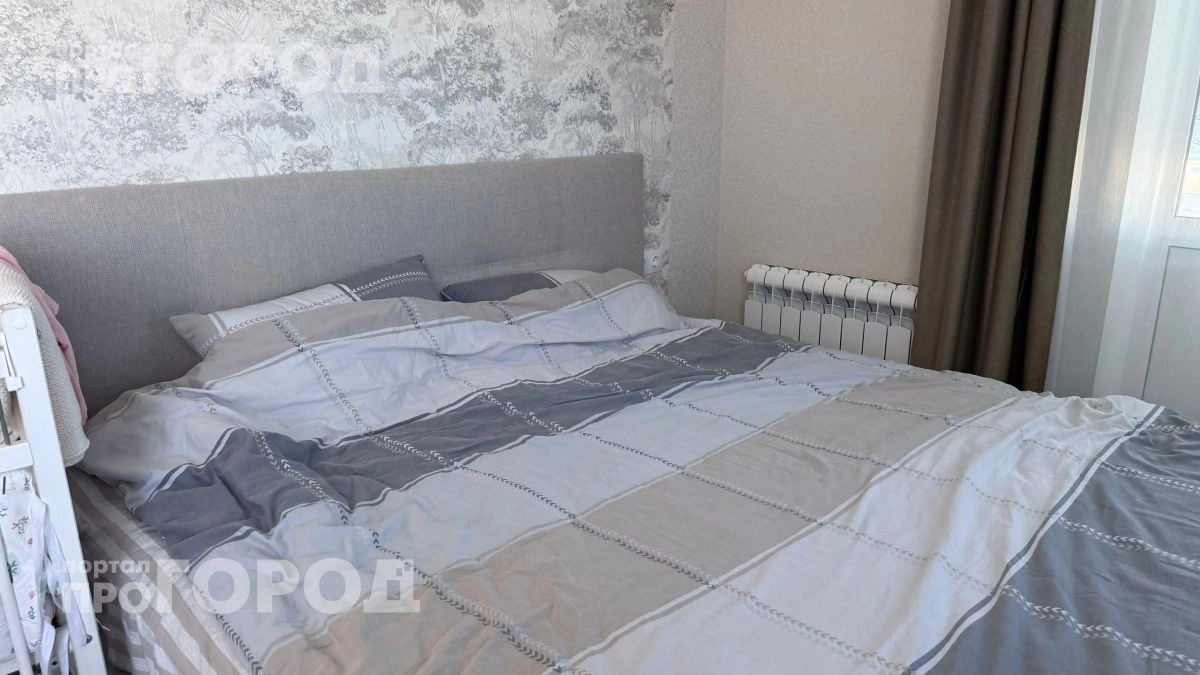 Навсегда забыла про складки под спиной: один простой трюк с фиксацией простыни на матрасе за минуту