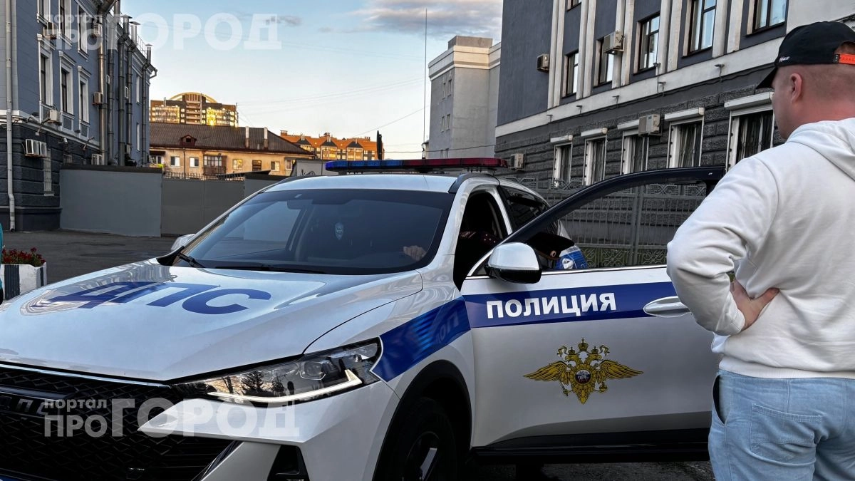 Инспекторы не любят когда водитель сразу покидает салон: простой прием чтобы обезопасить себя от штрафов