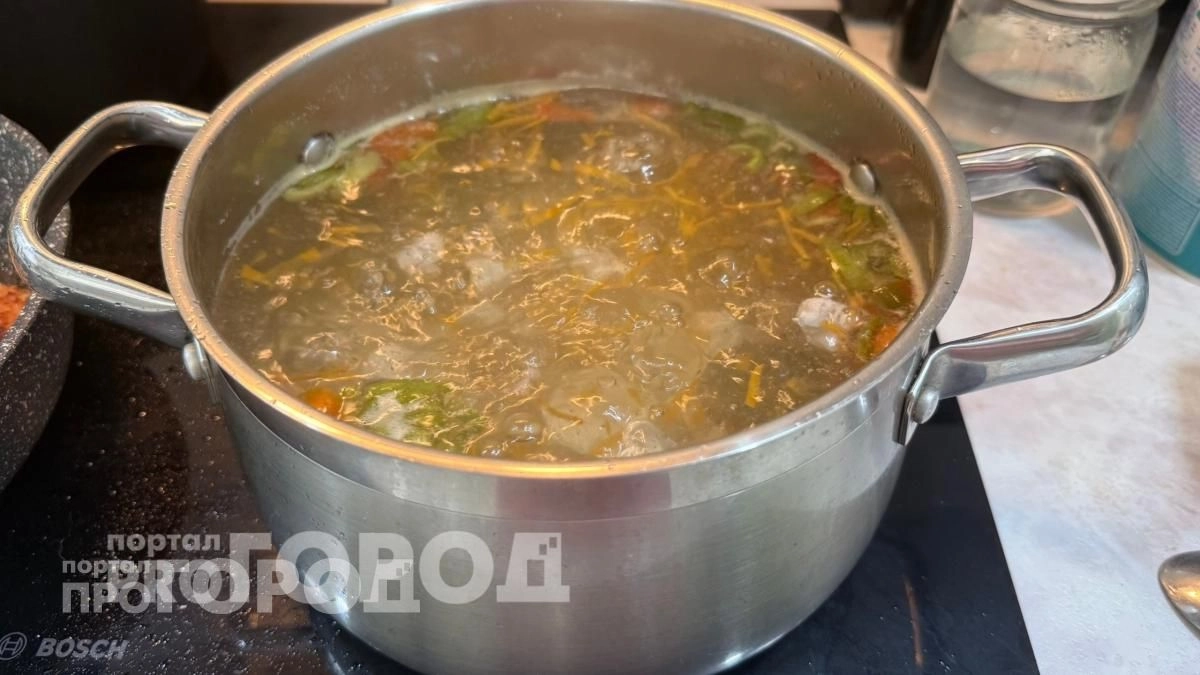 Больше не караулю плиту ради прозрачного бульона: один простой ингредиент убирает пену за вас навсегда