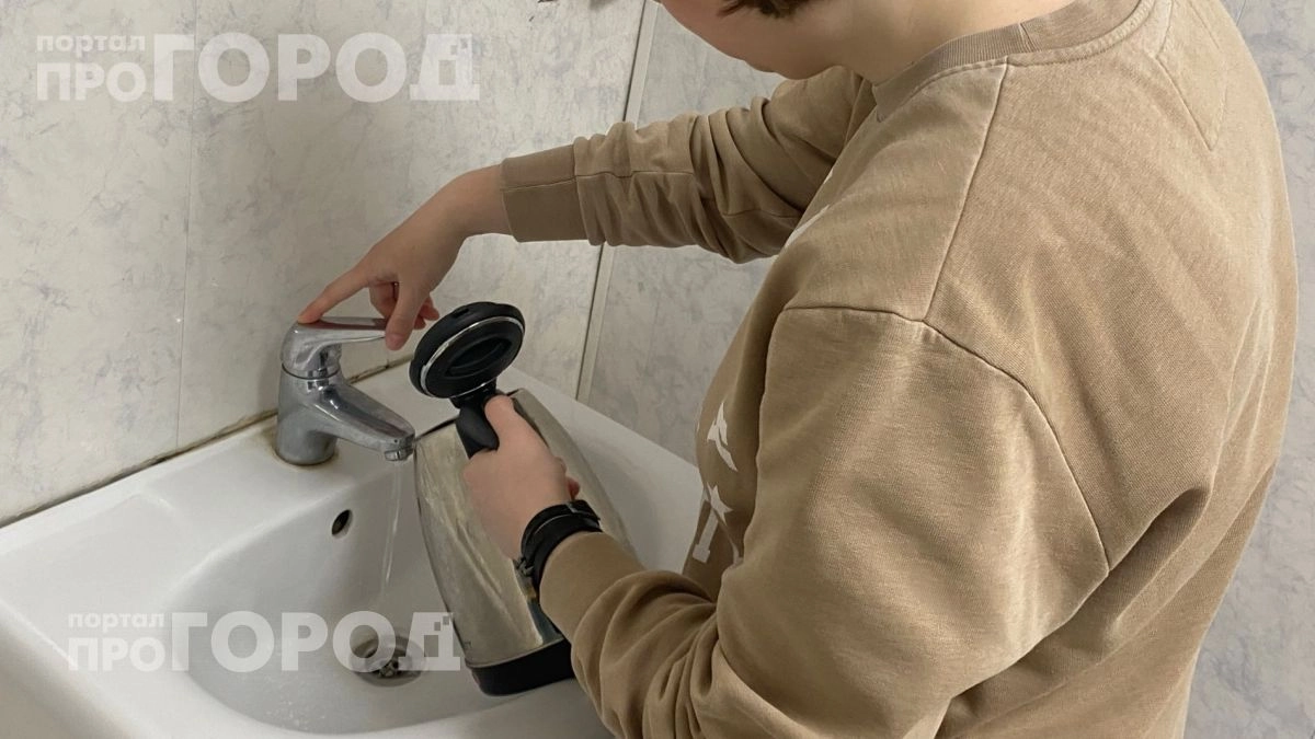 Накипь в чайнике растворится без следа: просто добавьте это доступное средство и забудьте о жесткой щетке