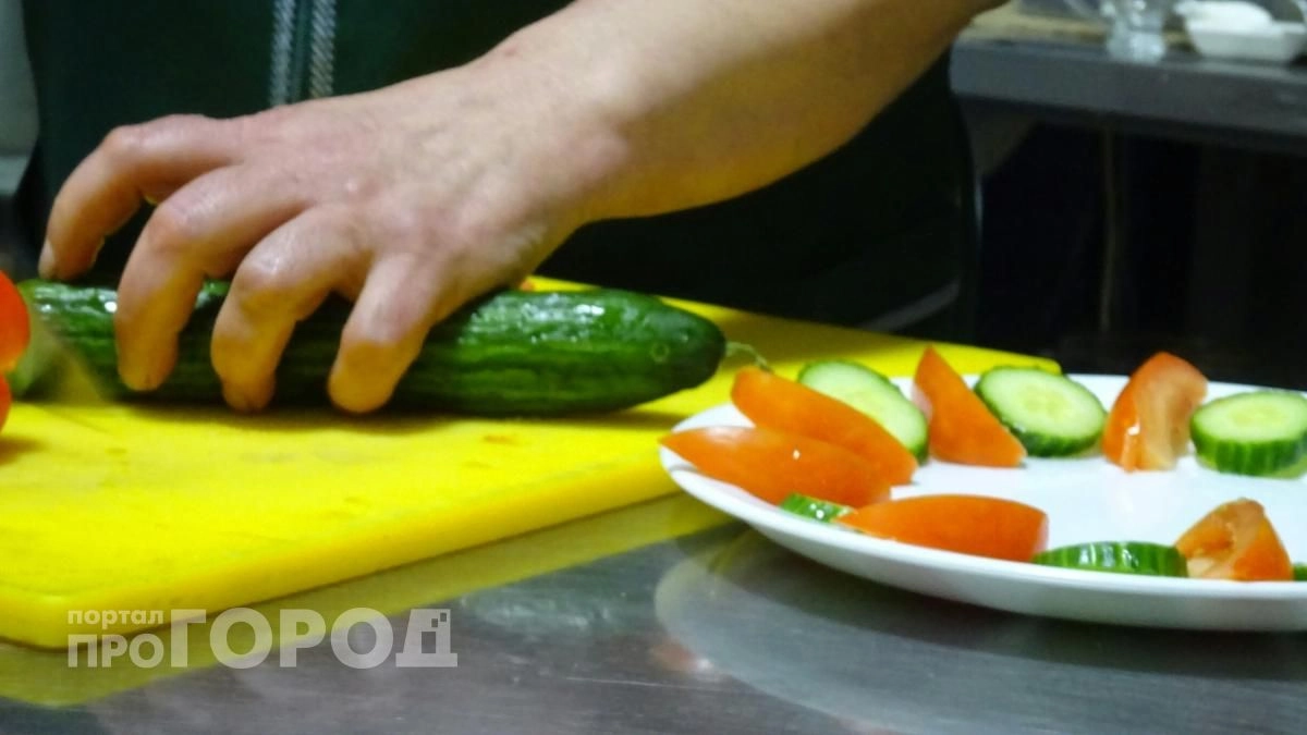 Больше не жду сутками: огурцы по этому экспресс методу готовы к подаче уже через три часа после засолки