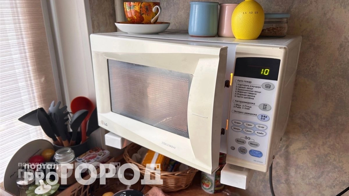 Забудьте про жесткие губки и химию: мой простой метод позволяет отмыть микроволновку от жира за одну минуту