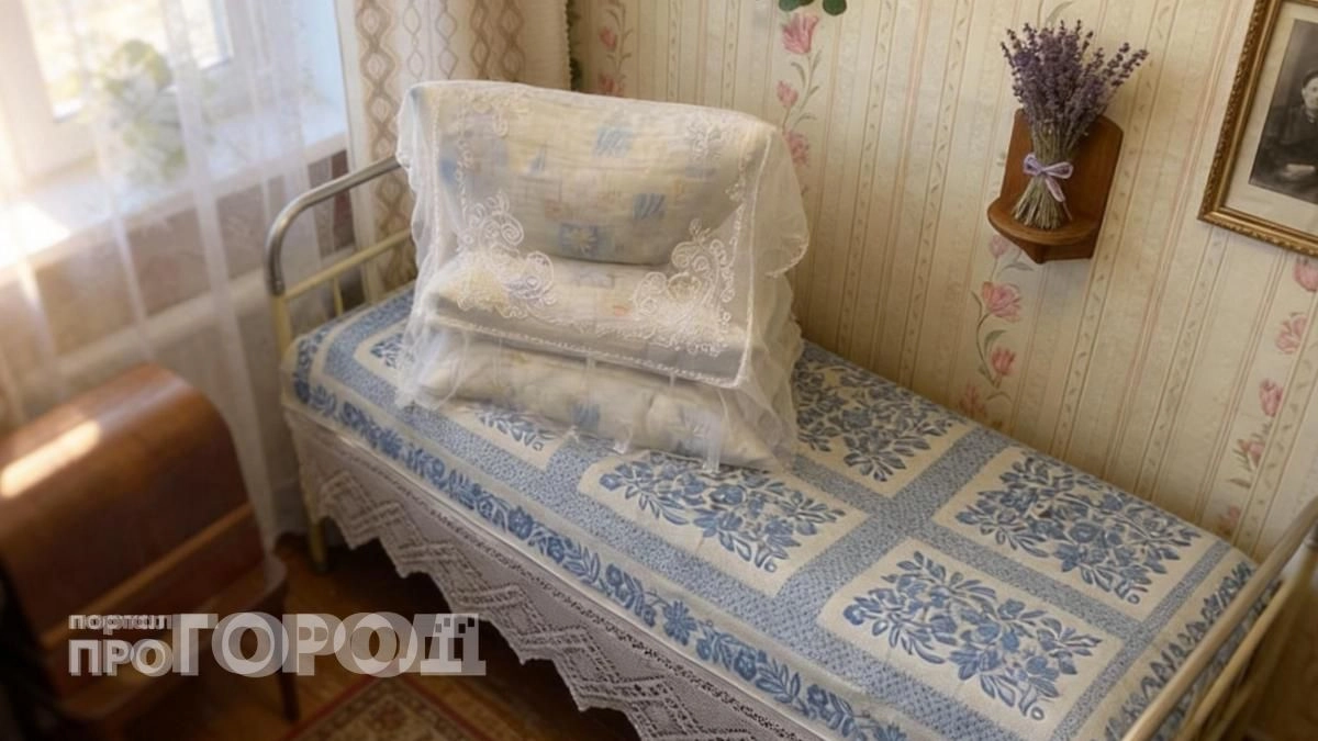 Строгие правила советской спальни: почему кровать была табу и зачем из подушек выстраивали огромные пирамиды