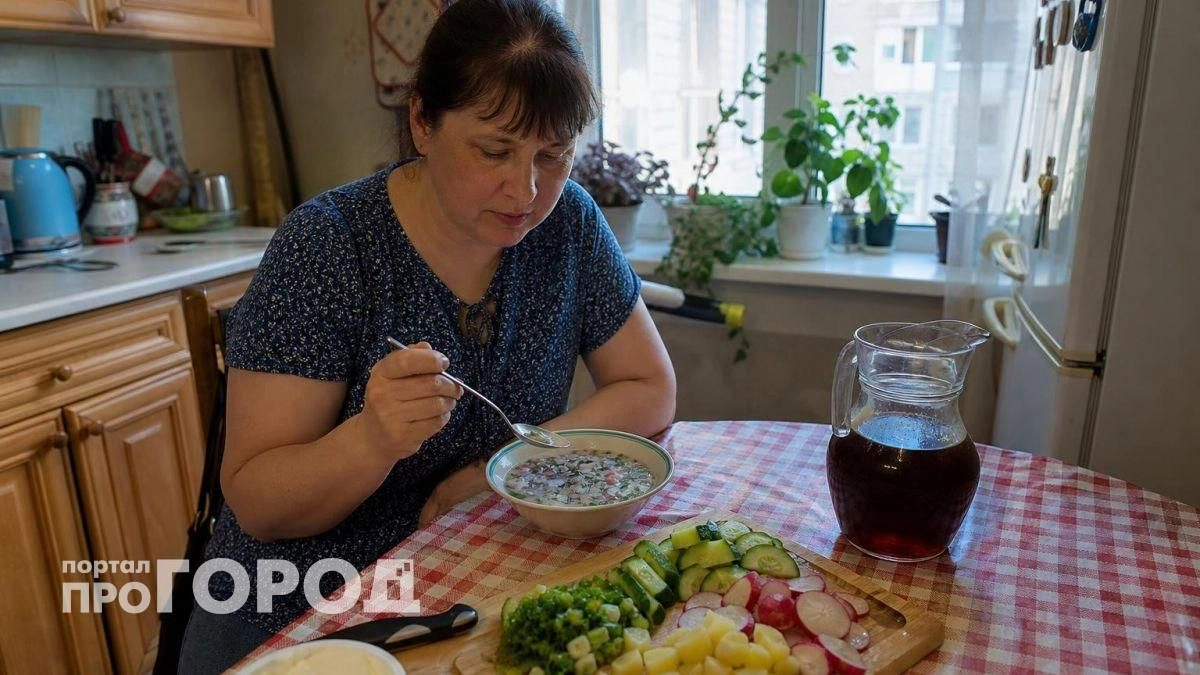 Выбросьте колбасу из холодильника: узнайте как приготовить окрошку в формате полезного летнего детокса