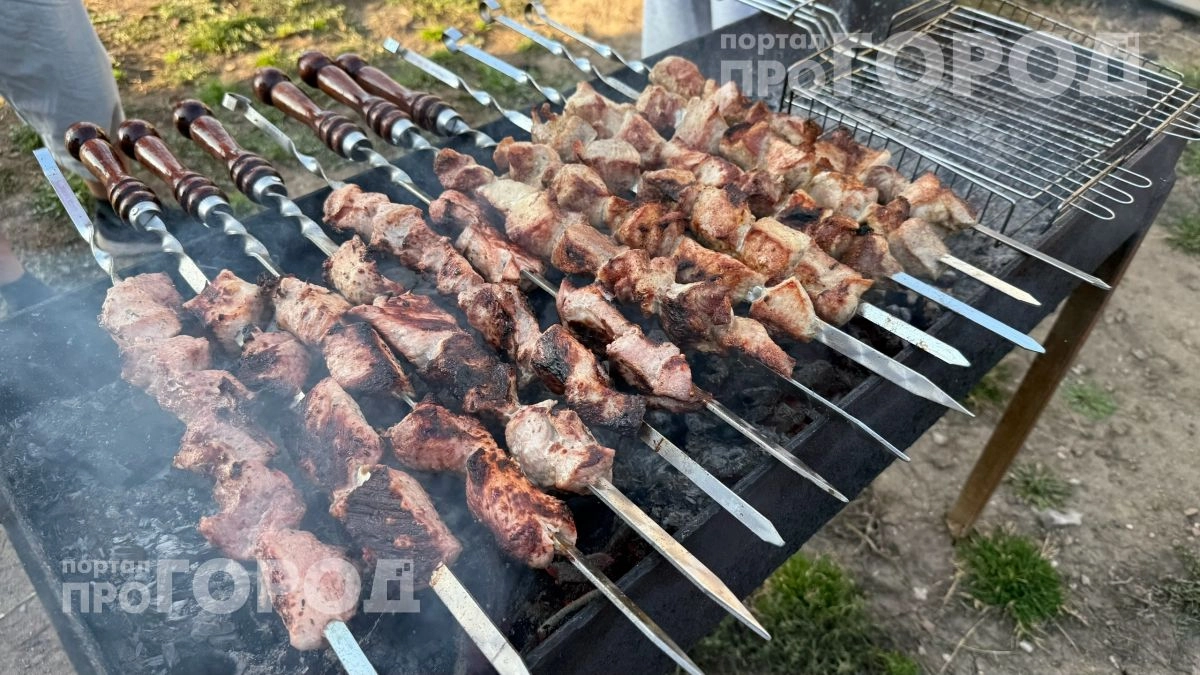 Хватит портить мясо на огне: добавьте этот простой ингредиент в угли и забудьте о подгоревшем шашлыке навсегда