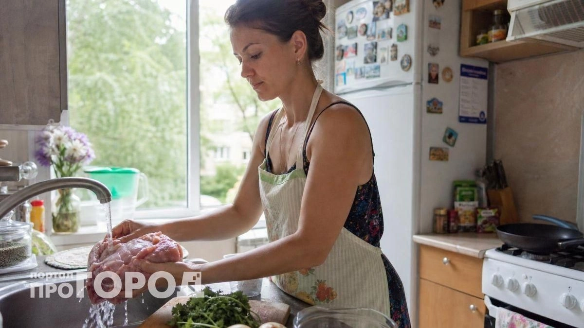 Вы совершаете опасную ошибку на кухне: почему мытье сырого мяса под краном вредит вашему здоровью