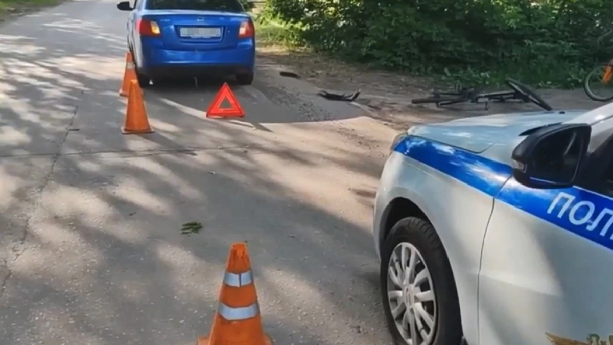 Женщина на велосипеде попала под машину, после в больницу в Дзержинске