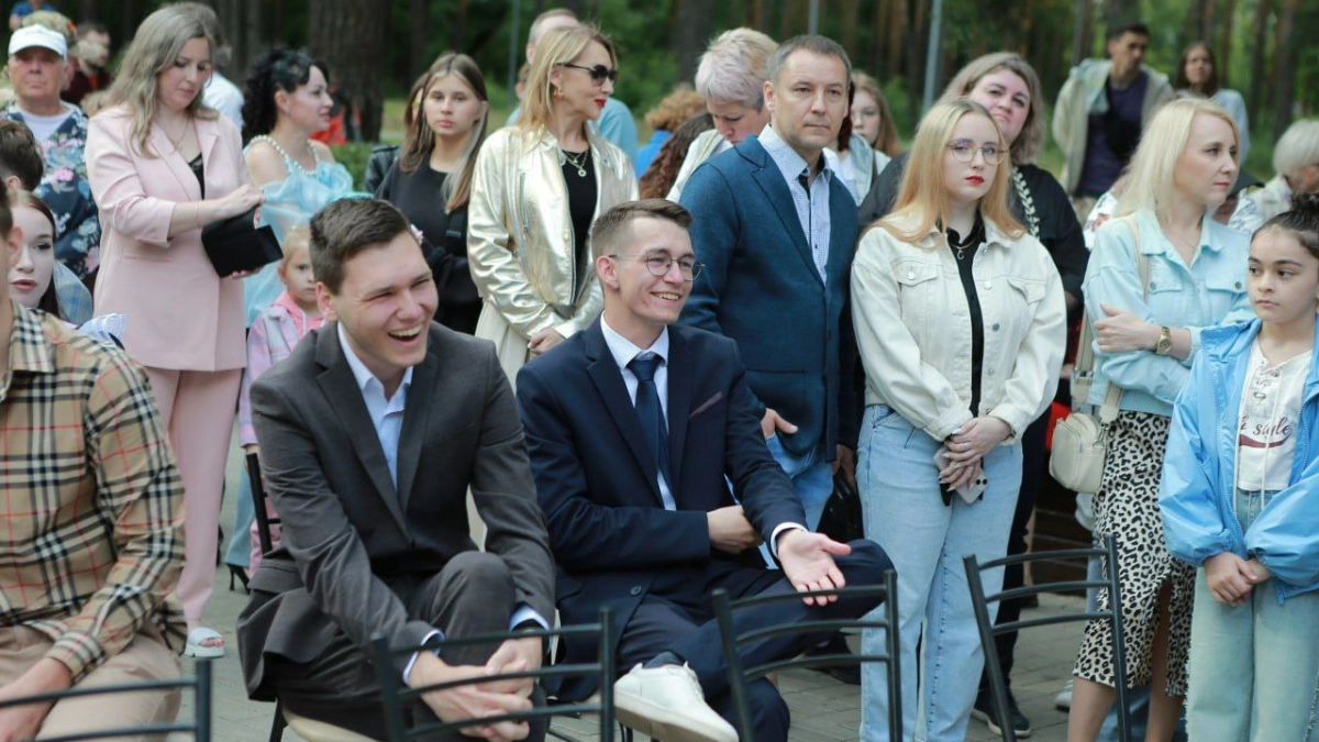 В дзержинском парке "Утиное озеро" выпускников ждут файер-шоу и выступление группы "Чкалов"