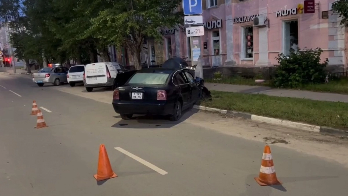 В Дзержинске иномарка на большой скорости влетела в столб