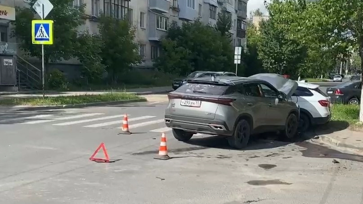 В Дзержинске столкнулись две легковушки: есть пострадавшие