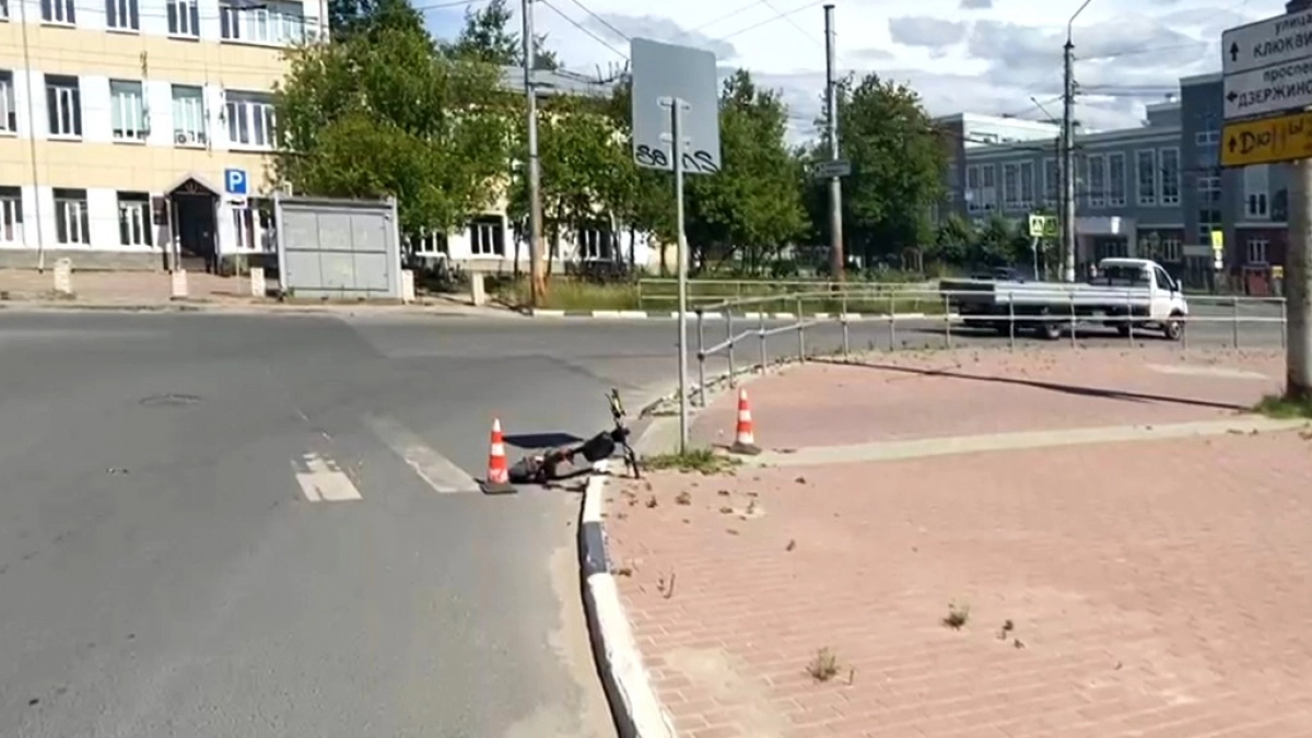 В Дзержинске электросамокатчик летел на "зебру", а приземлился в больнице