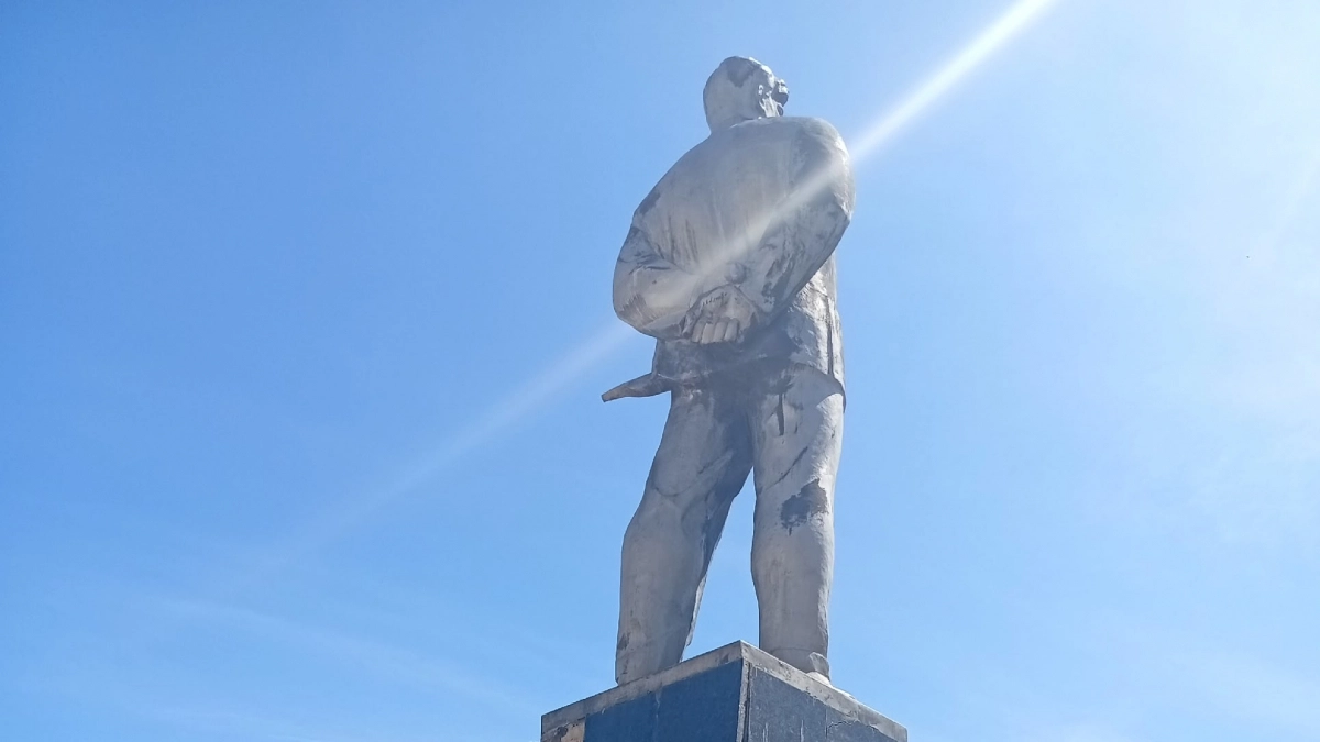В Дзержинске разваливается на глазах памятник Владимиру Маяковскому