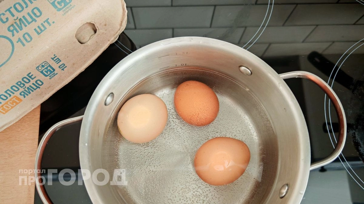 Вы перестанете выбрасывать испорченные яйца: узнайте в какую воду их нужно класть чтобы скорлупа не лопнула