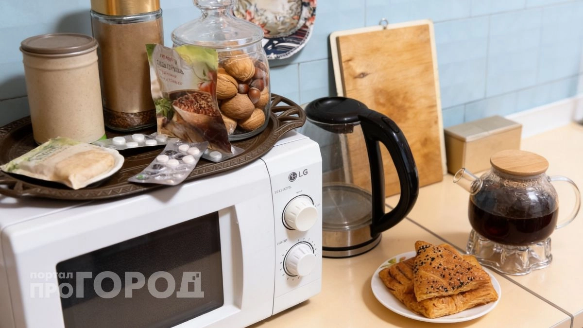 Накипь отходит пластами сама: достаточно добавить всего две ложки этого средства в воду при кипячении