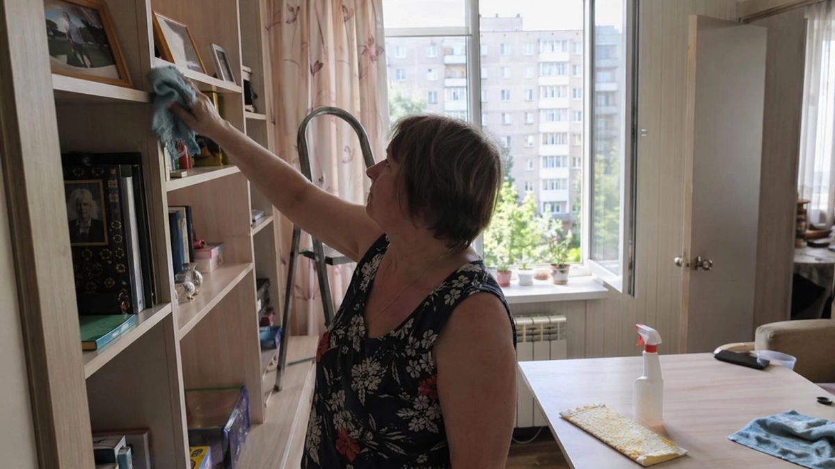 Больше не трачусь на дорогие системы хранения: обычные канцелярские папки сделали мой шкаф идеальным
