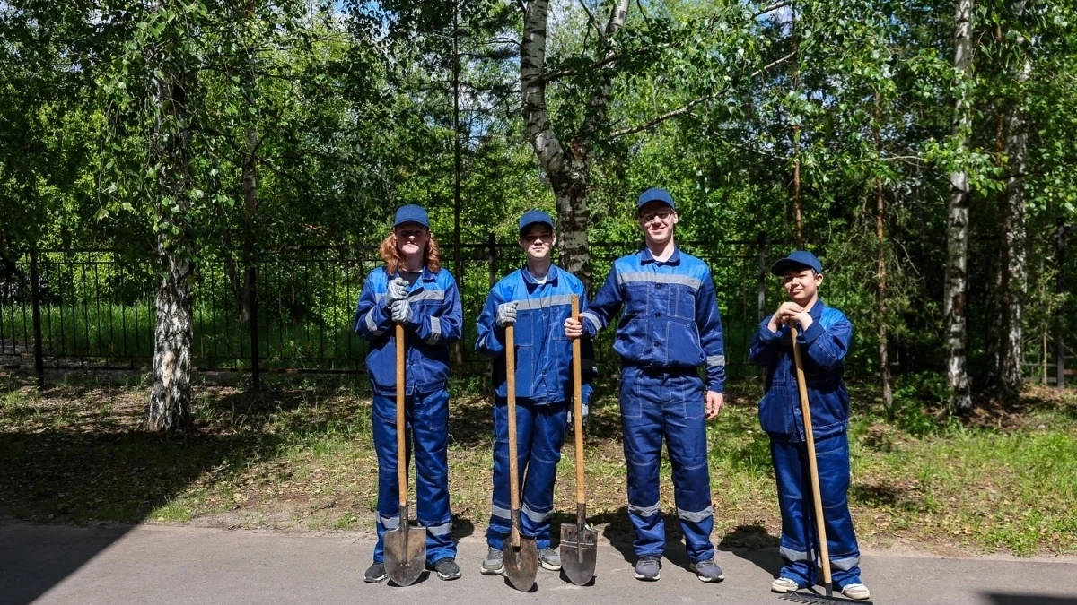 Как в Дзержинске дают подросткам возможность заработать и помочь городу