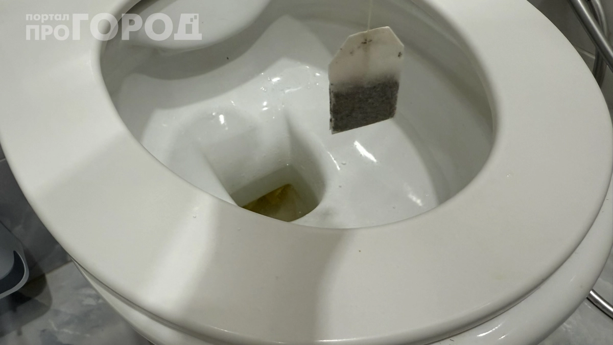 Забудьте про жесткую щетку: просто добавьте это средство в унитаз на ночь для идеальной белизны к утру