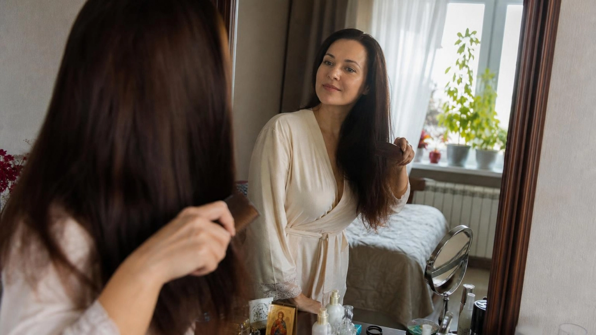 Ваши волосы выглядят безжизненными: 5 ежедневных привычек, которые визуально добавляют вам лишние годы