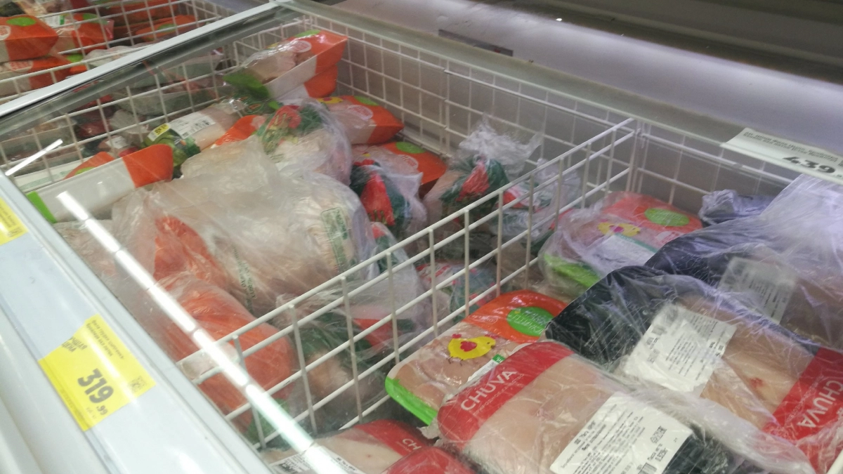 Хватит мыть эти продукты перед готовкой: вы лишь распространяете опасные бактерии по всей своей кухне