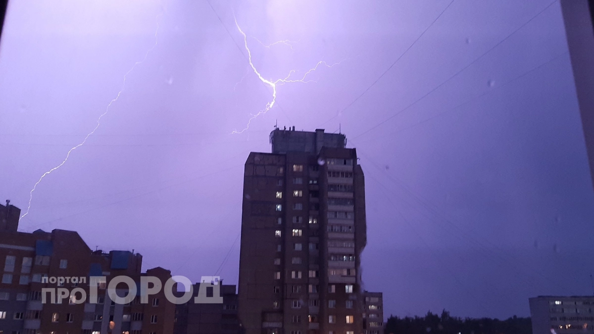 Смертельная опасность в вашей квартире: какие привычные действия во время грозы могут привести к беде