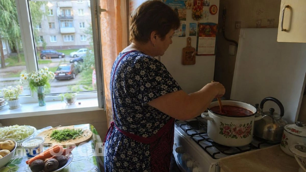 Забудьте о лишней жарке свеклы: шеф-повар объяснил как добиться идеального цвета борща без лишних усилий