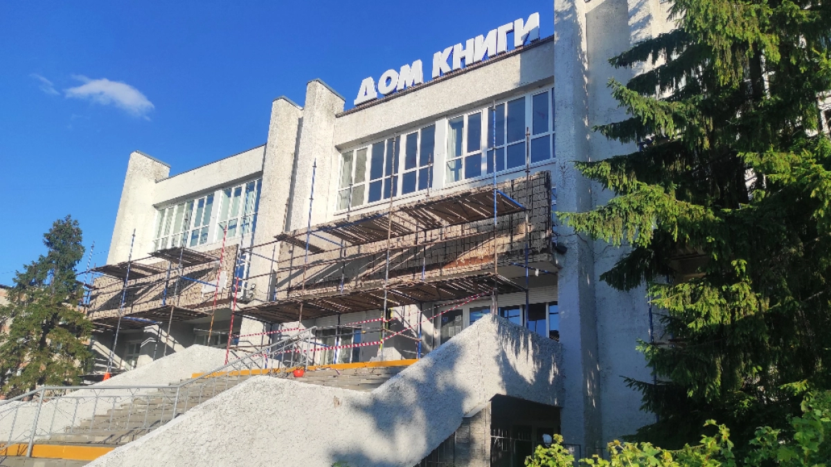 Легендарное панно сняли с Дома книги в Дзержинске и увезли в Москву