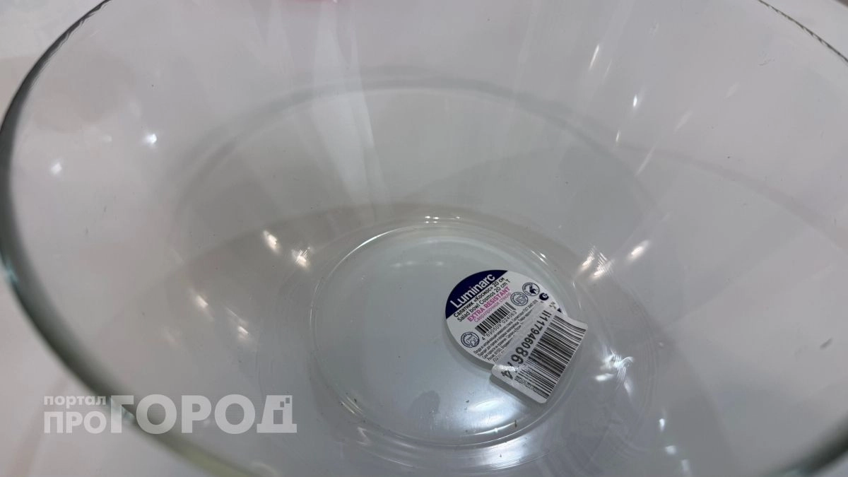 Забыла про ногти и скребки: наклейки с любой посуды удаляю за секунды с помощью одной капли обычного масла