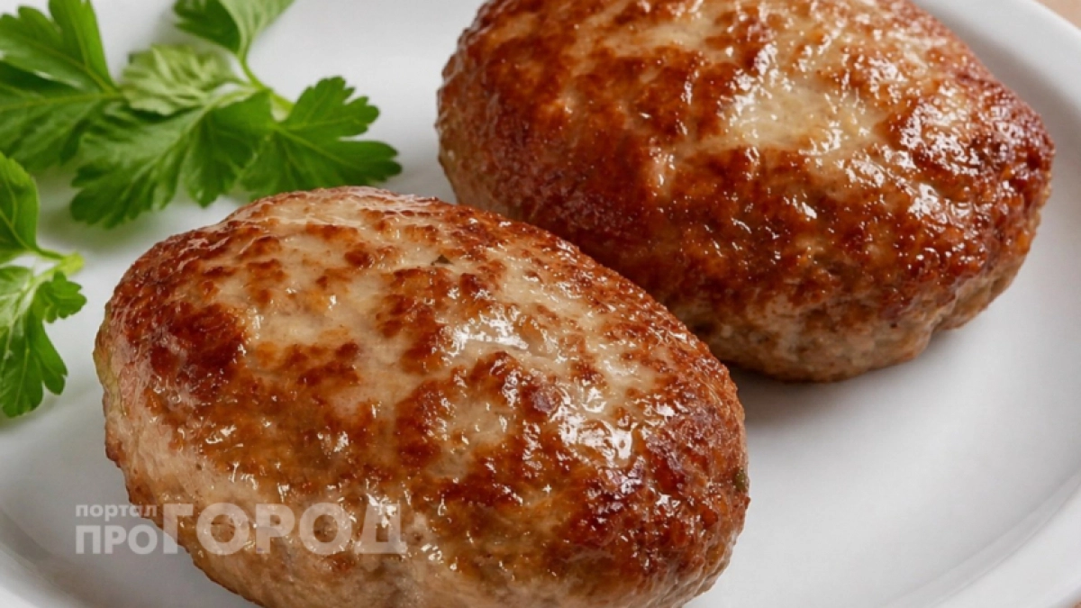 Хватит мучиться с сухим фаршем: добавьте этот бюджетный продукт для идеальной мягкости ваших котлет