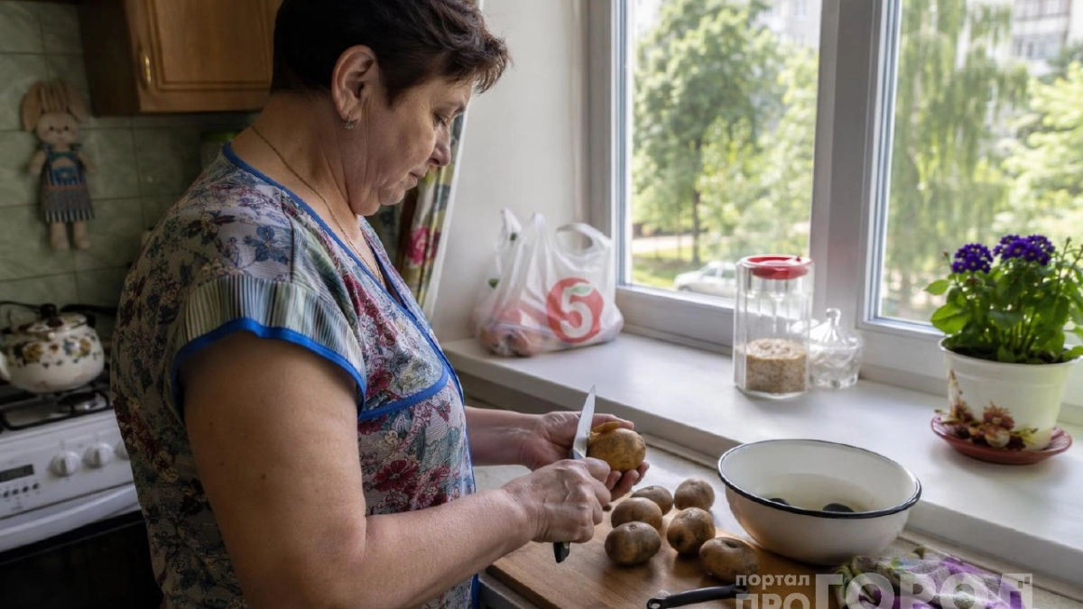 Просто втыкаю нож в картошку и отмываю ржавую сковородку до блеска: метод работает лучше дорогой химии