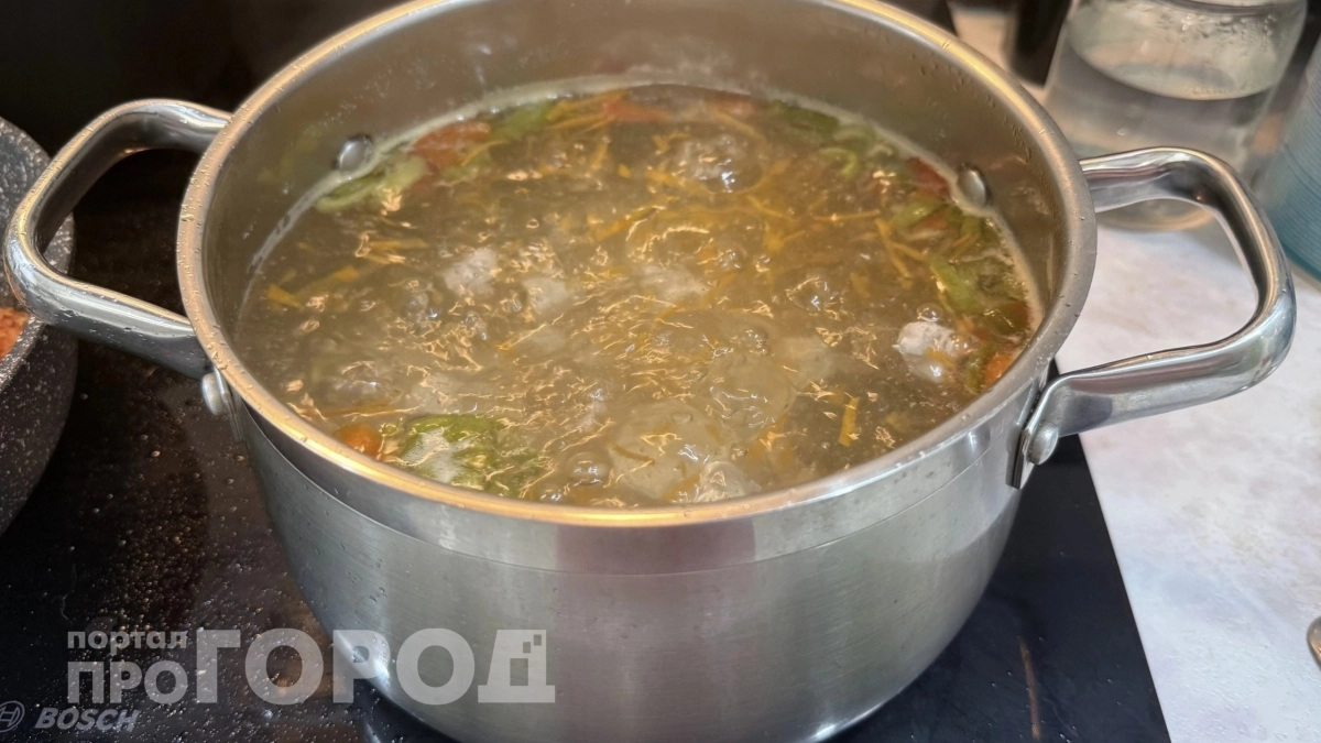 Перестаньте портить куриный бульон одним популярным ингредиентом: рассказываю чем его лучше заменить