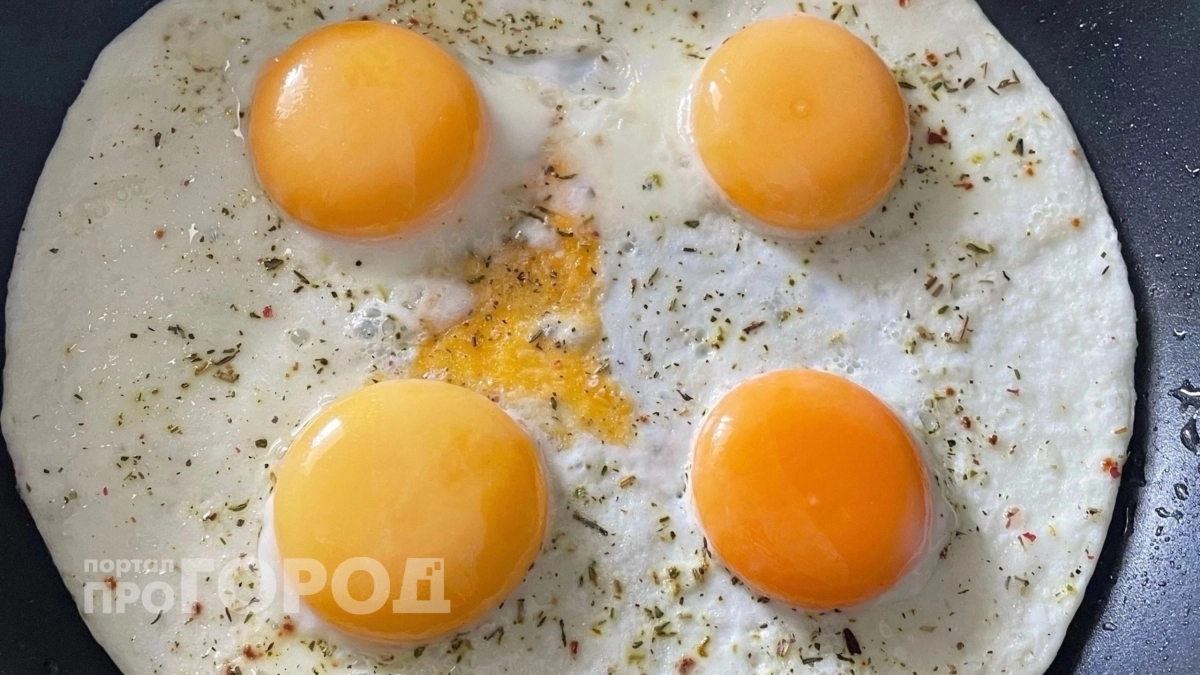 Перестаньте использовать масло для яичницы: есть более полезный продукт, который сделает завтрак вкуснее
