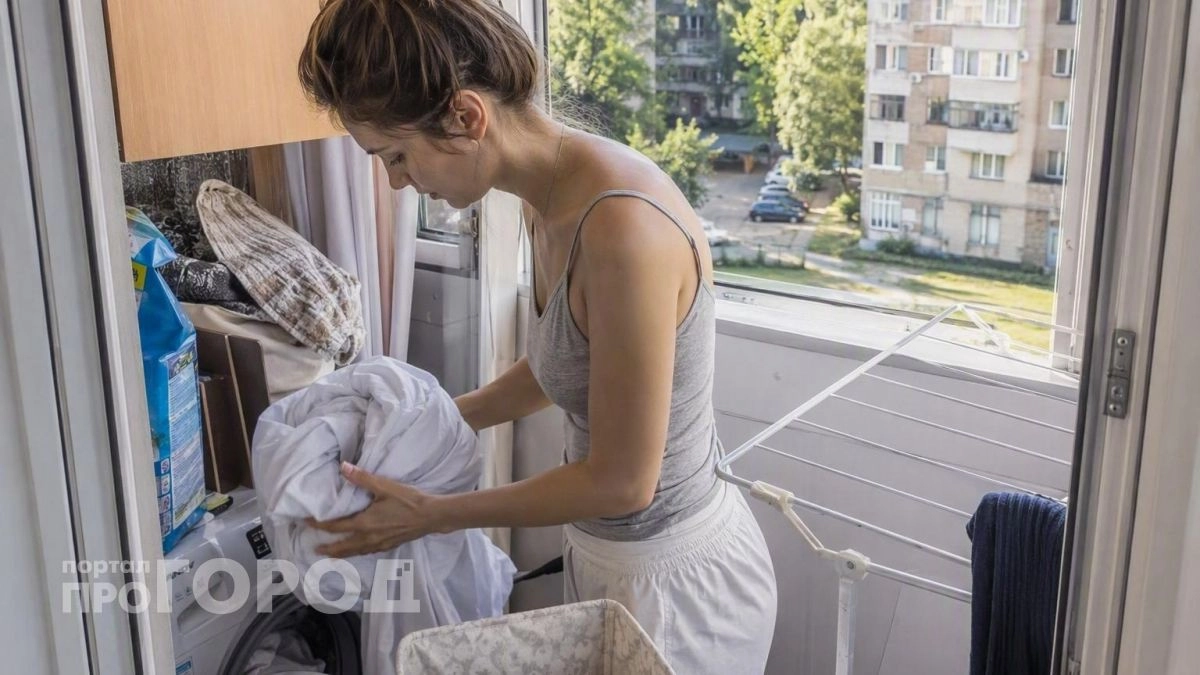 Забыла про дорогие отбеливатели: одна пачка соли при стирке возвращает вещам ослепительный блеск за полчаса