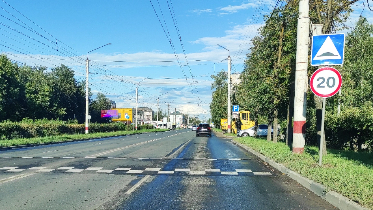 На проспекте Циолковского в Дзержинске установили новый "лежачий полицейский"