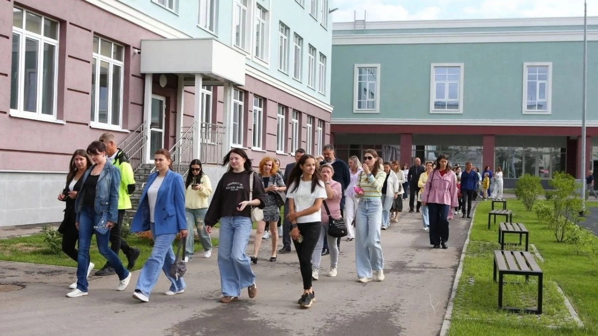 В Дзержинске открывается школа с бассейном и 44 учебными классами