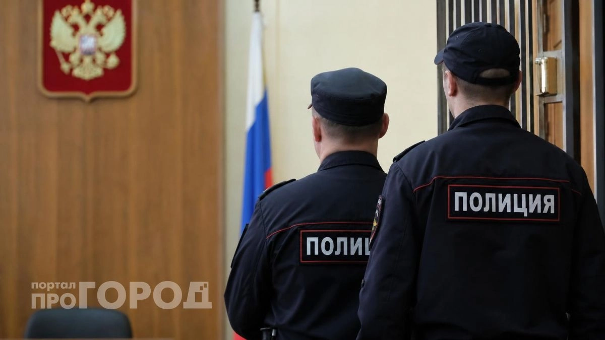 В Дзержинском суде приставы остановили мужчину с ножом