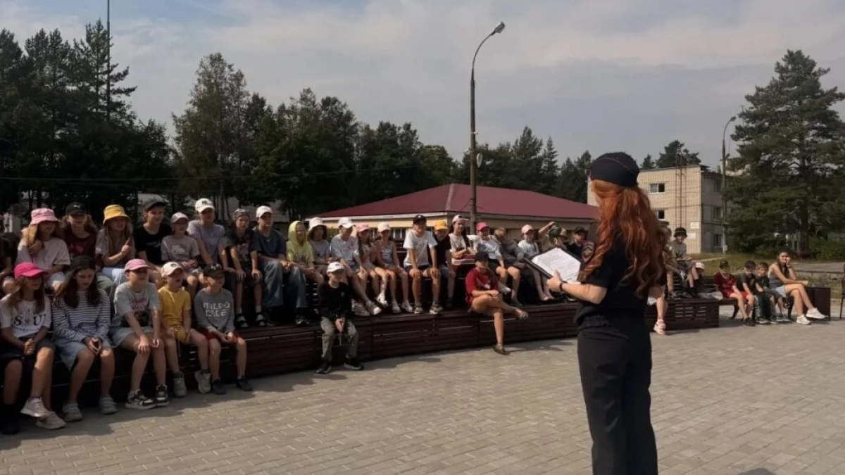 В лагере «Город спорта» детям показали патрульный автомобиль и напомнили о ПДД