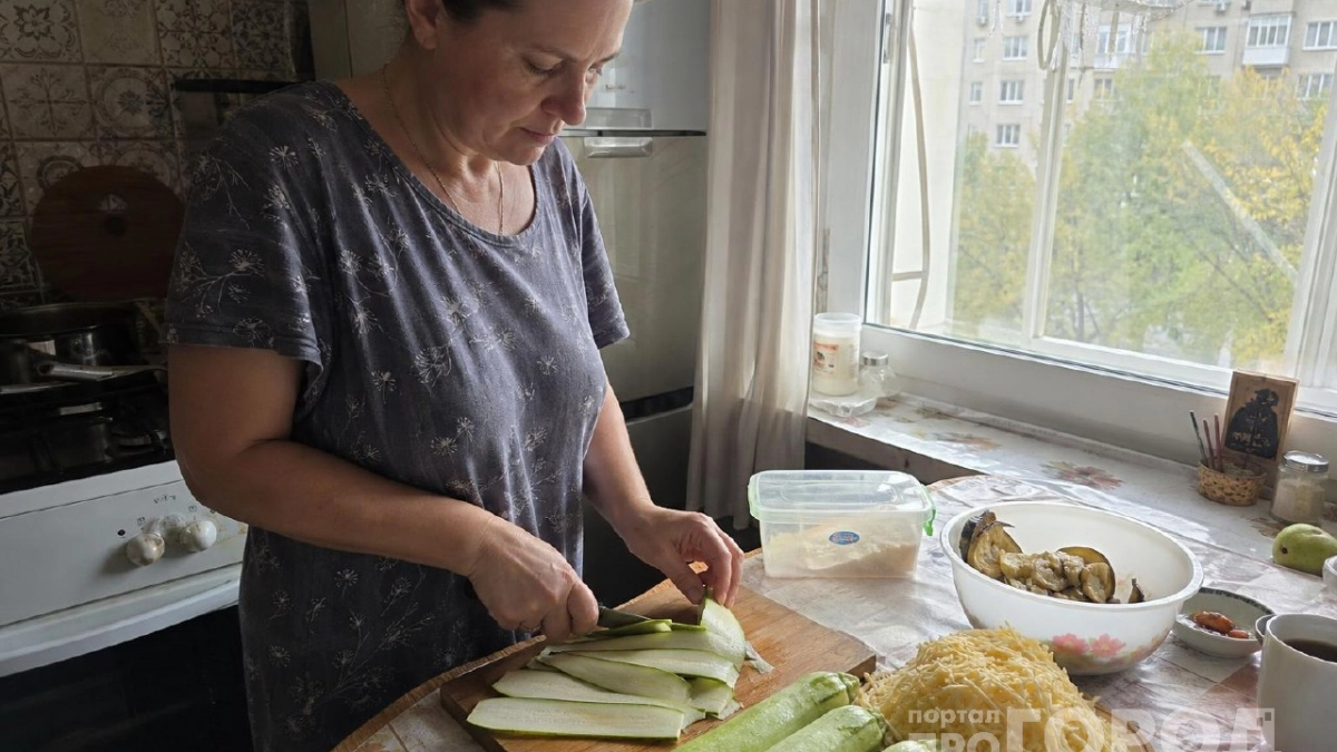 Сворачиваю кабачковые ленты в зелёные «свитки»: внутри сыр, снаружи румяная корочка
