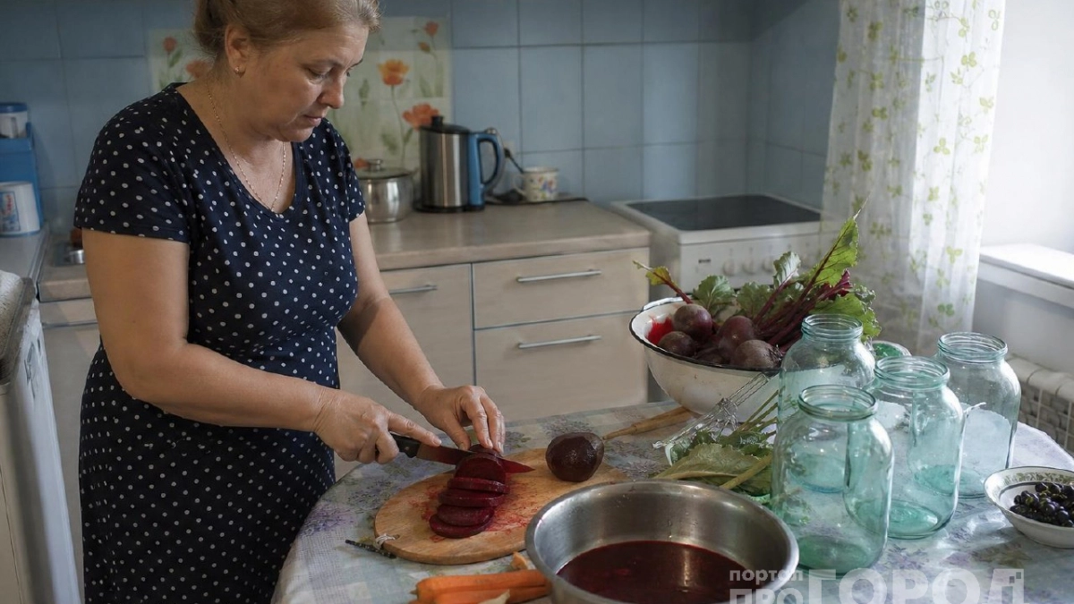 Свёклу мариную не тёртой, а тонкими пластинками: достал из банки — и сразу на праздничный стол