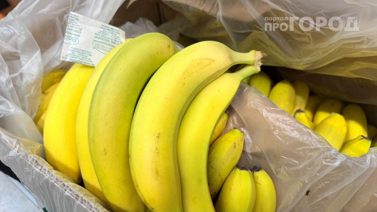 Перестаньте выбрасывать пакетики из коробок с бананами в магазинах: вот как они помогут в быту и саду